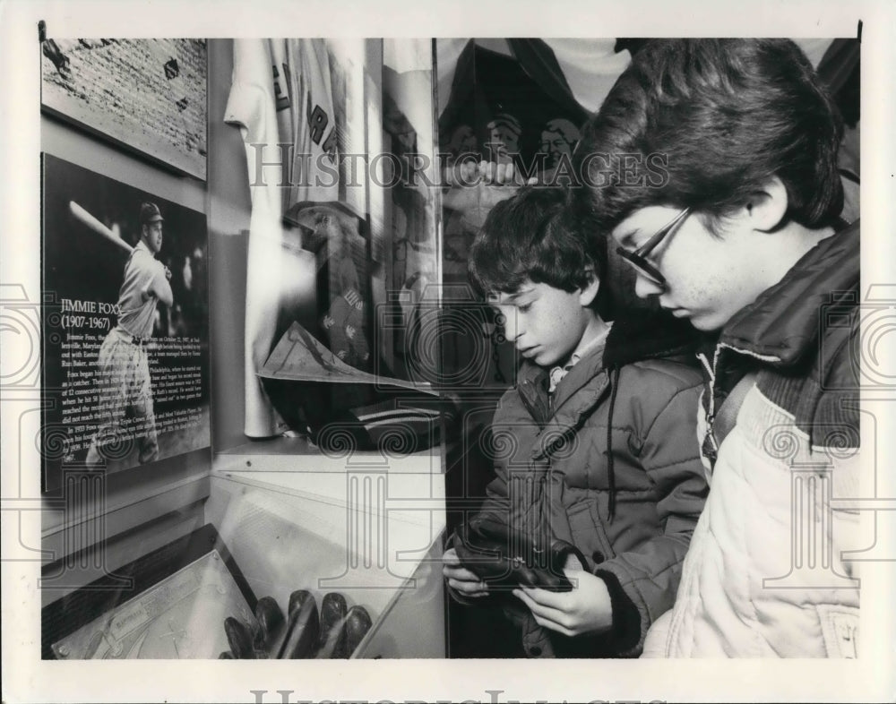 1985 Press Photo Boys at Babe Ruth Birthplace Museum in Baltimore, Maryland - Historic Images