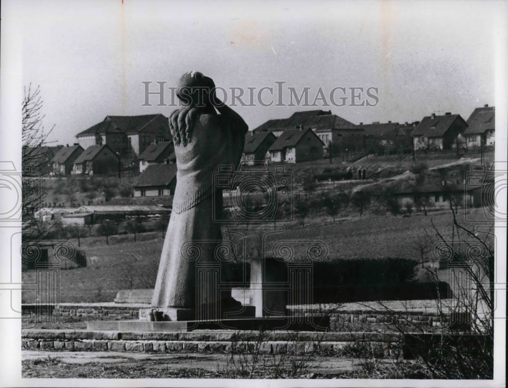 1967 Press Photo Statue of weeping woman overlooks site of the town of Lidice - Historic Images