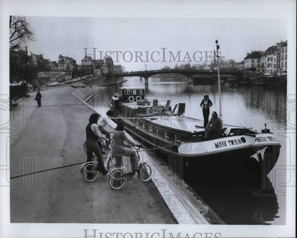 Press Photo Mark Twain in waterways of France Seine River. - Historic Images