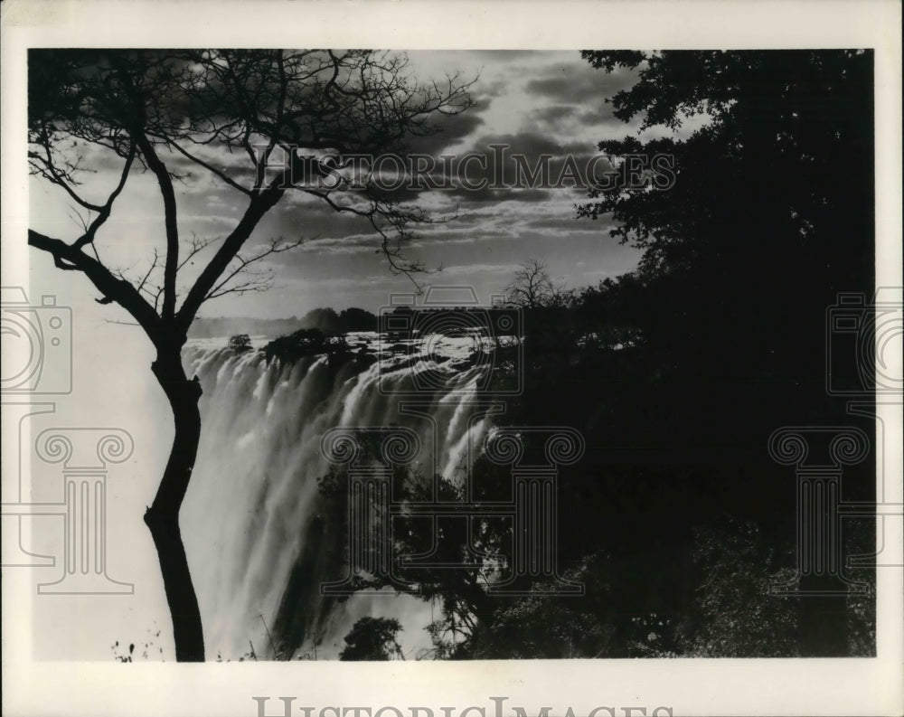 Press Photo The majestic beauty of Southern Rhodesia&#39;s Victoria Falls - Historic Images