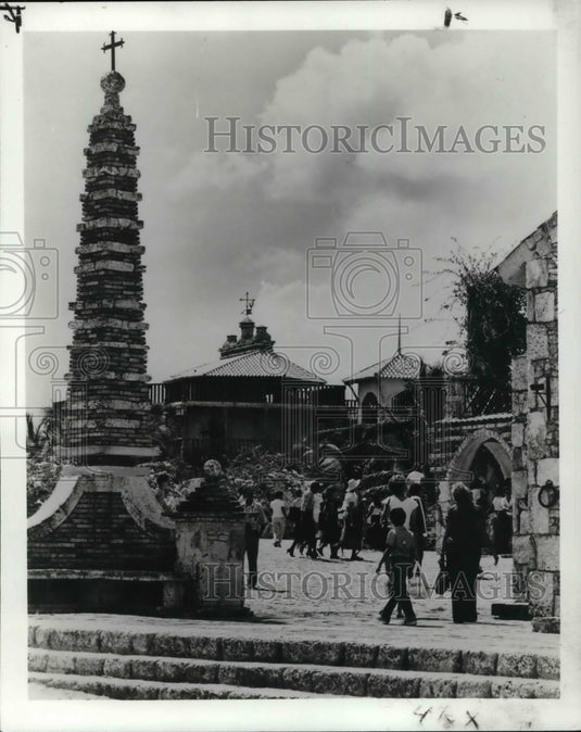 1983 Press Photo The Cobblestone Squad in Altos de Chavon in Dominican Republic - Historic Images
