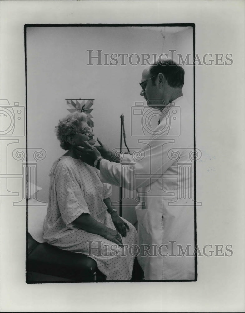 1982 Press Photo Dr. Kios with patient, Genevieve Zolnays - Historic Images