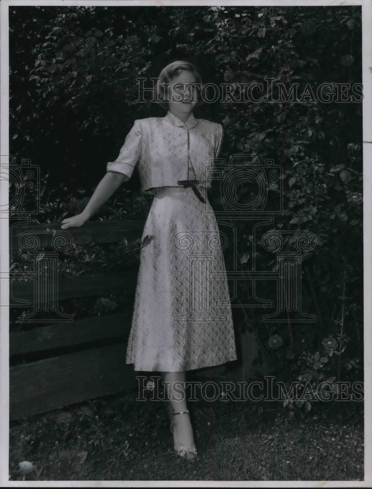 1953 Press Photo Miss Sally King in Pinein Farm Little Mountain Road - Historic Images