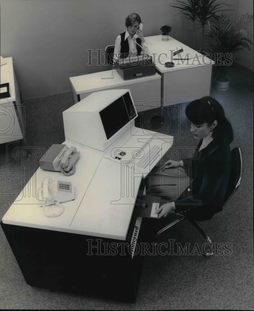 1977 Press Photo Office Desk with Honeywell Unit with Built-In Computer - Historic Images