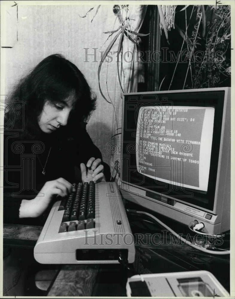 1984 Press Photo Woman Working on Keyboard of her Computer - Historic Images