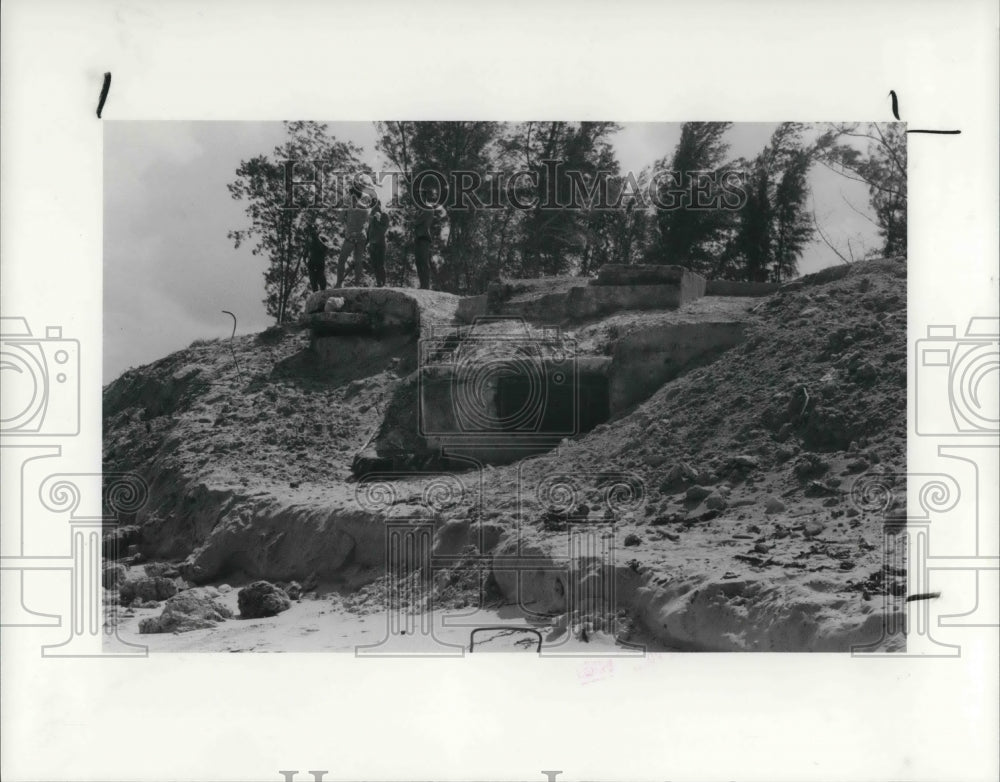 1984 Press Photo Bomb shelters shoreline in Cuba - Historic Images