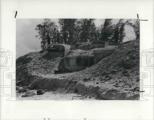 1984 Press Photo Bomb shelters shoreline in Cuba - Historic Images