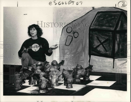 1990 Press Photo Gene Kraig at the CCC Metro Campus Art Gallery Sculpture Show - Historic Images