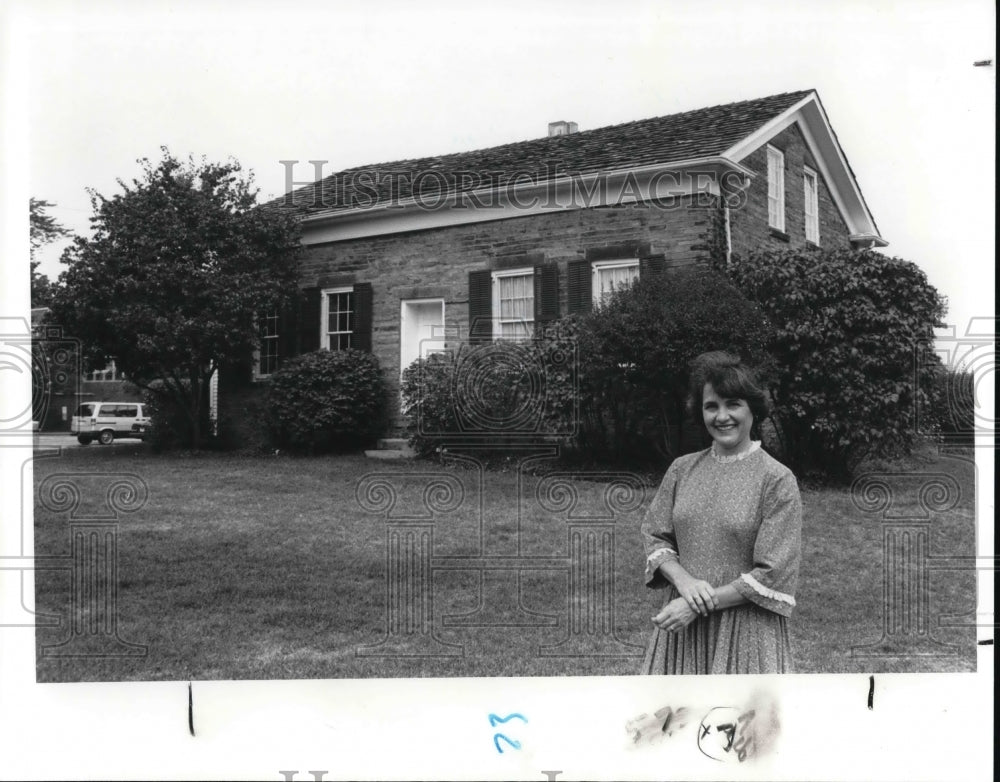 1989 Press Photo Sandra Koozer at the Lakewood oldest stone house - Historic Images