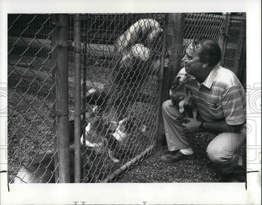 1987 Press Photo Ralph Kovach and his dog kennel - Historic Images