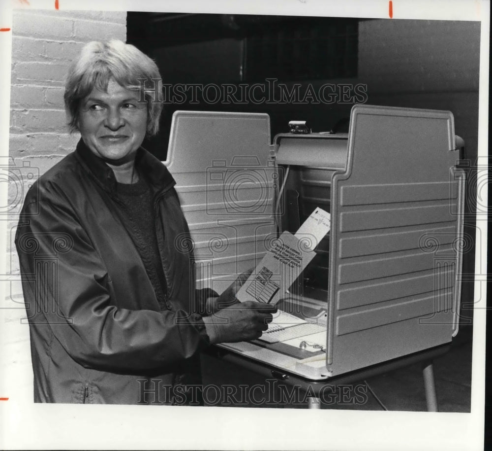 1981 Press Photo Sylvia Kodromaz voting in ward 13 at St. Vitus basement. - Historic Images