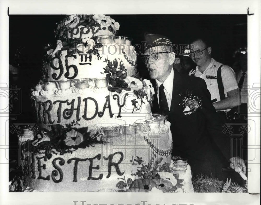 1987 Press Photo Chester Koch celebrates his birthday at the City hall - Historic Images