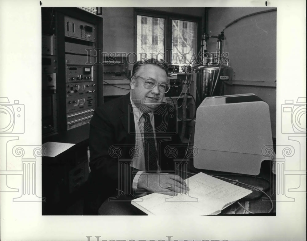 1986 Press Photo Chemistry professor, Dr. Jack Keenig won a West German Award - Historic Images