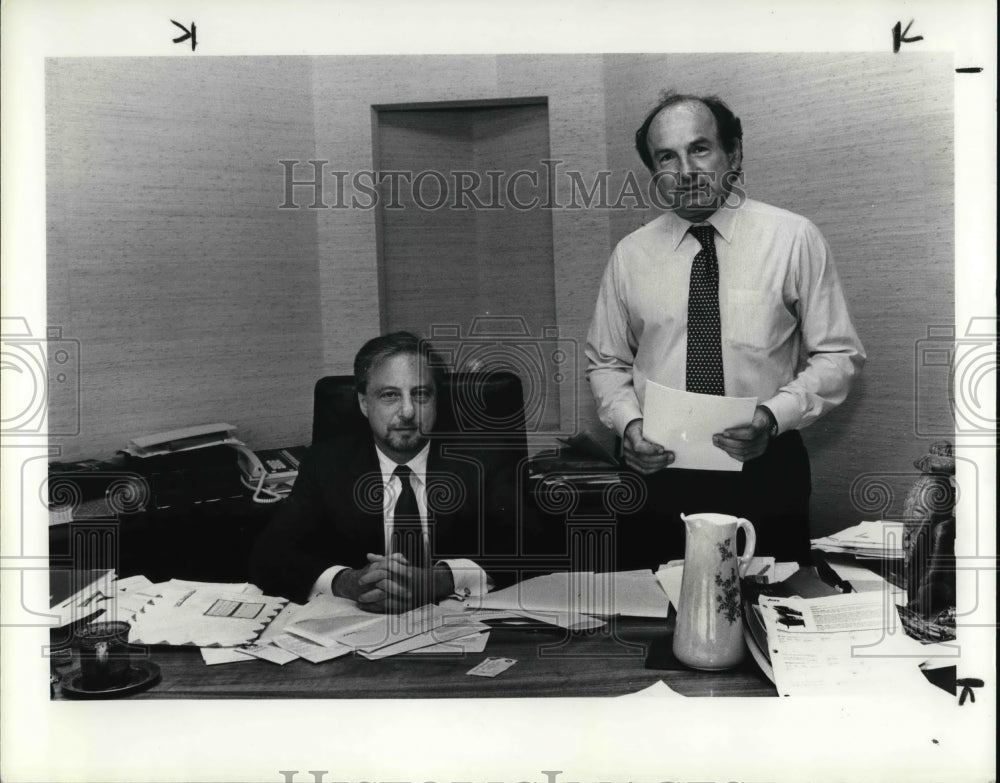 1985 Press Photo Cleveland Law Firm Lawyers, Robert Jackson and Lee Kohrman - Historic Images