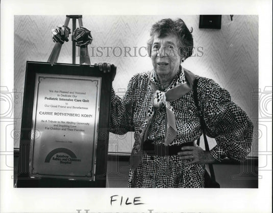 1989 Press Photo Carrier Rothenberg Kohn with a plaque from Rainbox Babies - Historic Images