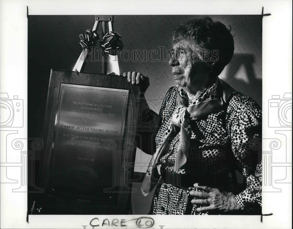 1989 Press Photo Carrie Rothenberg Kohn with a plaque at Rainbox Babies Hosp. - Historic Images