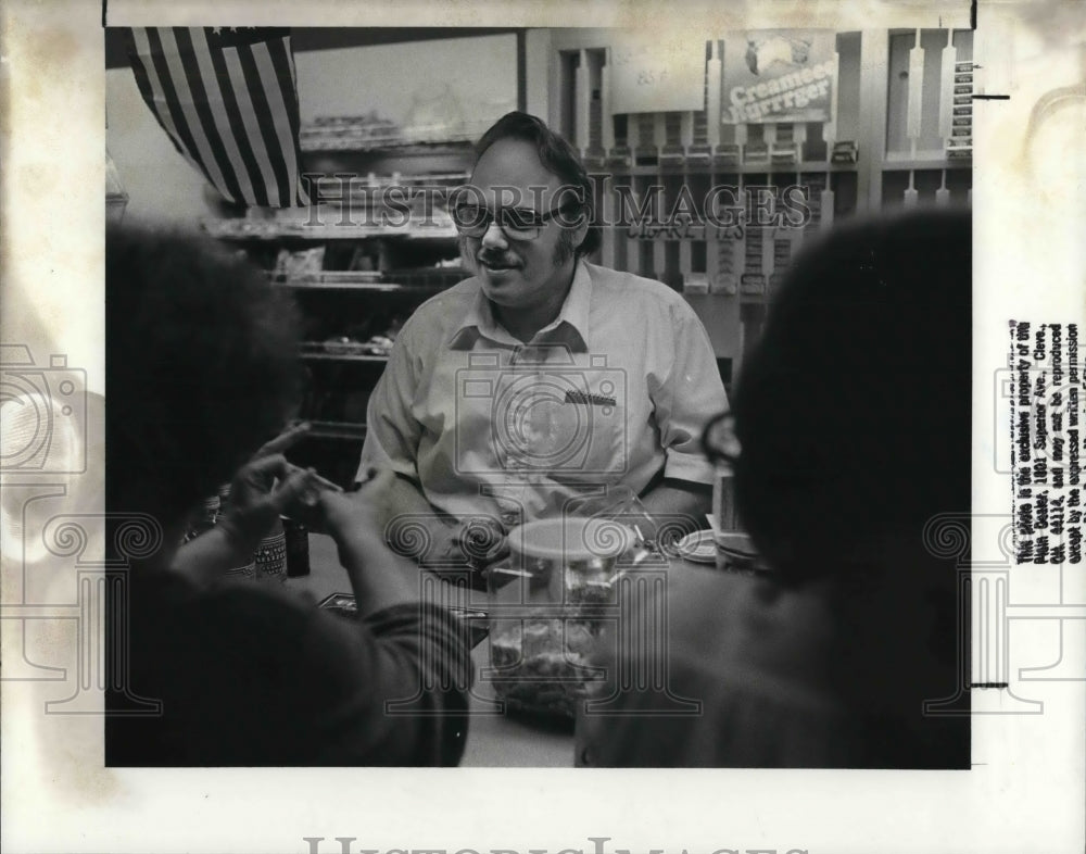 1988 Press Photo Tom Kolb Blind proprietor of City Hall News Stand - Historic Images