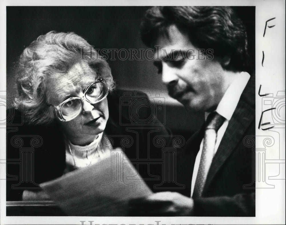 1987 Press Photo Patricia Brisbin looks at a document held by prosecutor - Historic Images