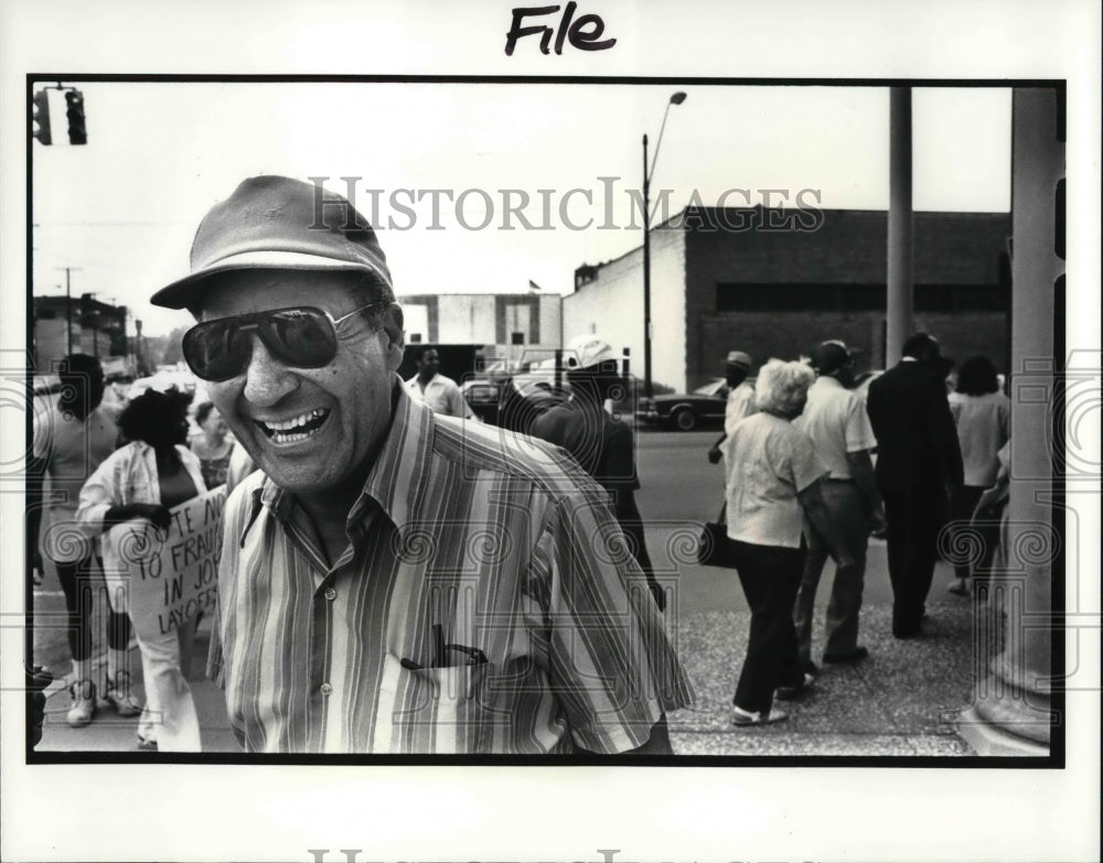 1987 Press Photo Bert Jennings with his supporters - Historic Images