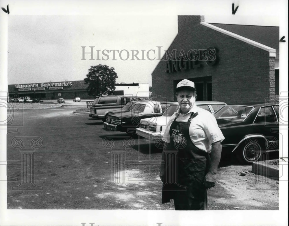 1987 Press Photo Lee Jiras in front of Angies Pizza, acroos the street - Historic Images