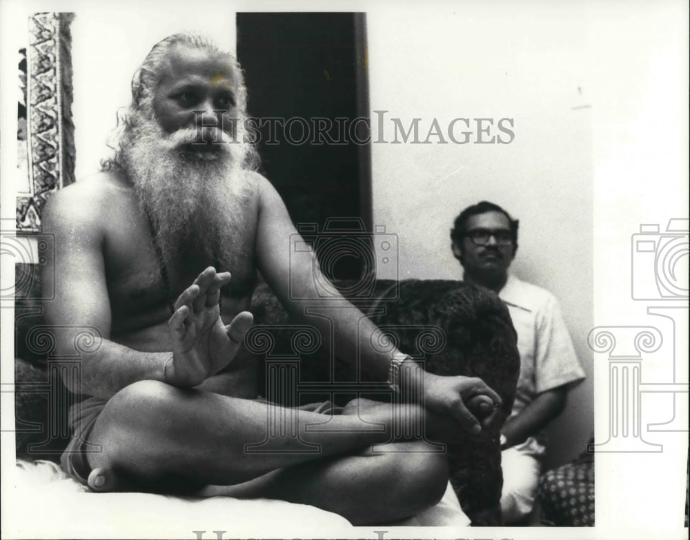 1980 Press Photo Vishvatma Bawra and Dr. Amrit Bindra - Historic Images