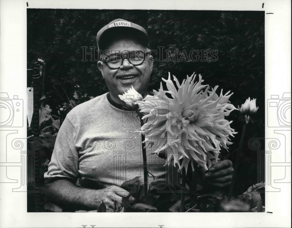 1984 Press Photo Nick Kozopas and his Dahlias - Historic Images