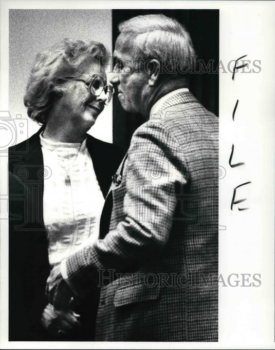 1987 Press Photo Patricia Brisbin hugs her husband, Bill, as closing arguments - Historic Images