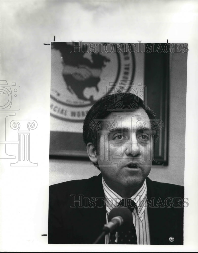 1987 Press Photo Jim Jerele at News Conference Explaining Strike Authorization - Historic Images