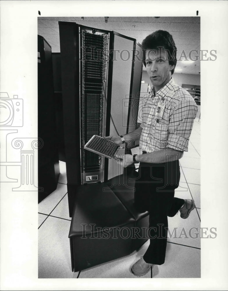 1986 Press Photo George R. Kozak with Chip Board from Computer at NASA - Historic Images