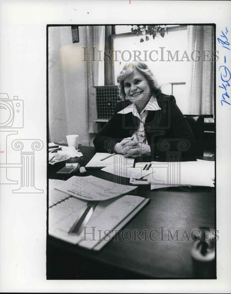 1977 Press Photo Skills Available Director, Aileen Kovachy - Historic Images