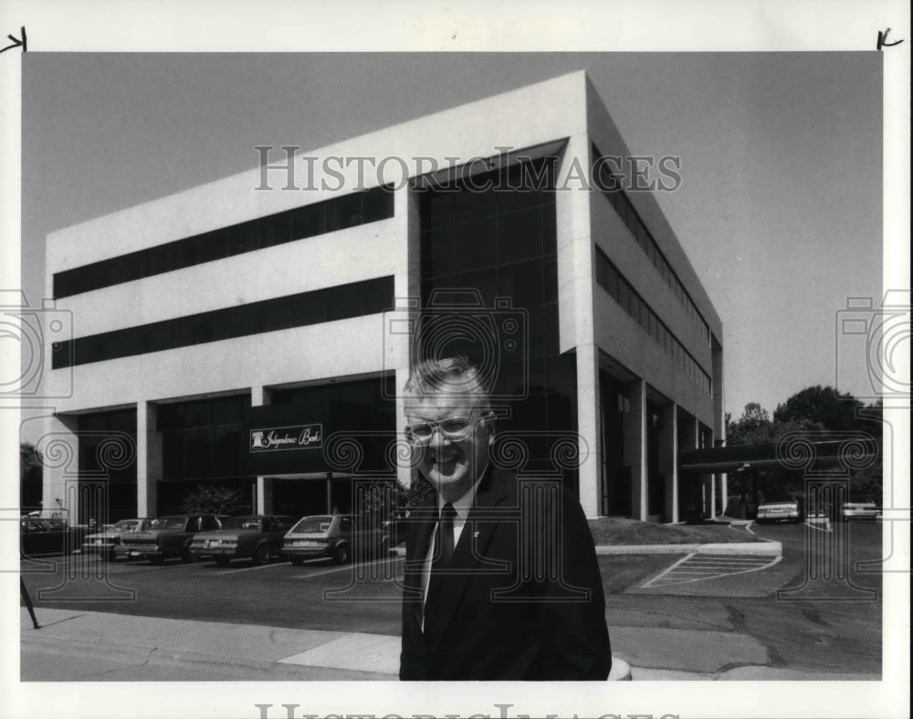 1986 Press Photo Harry W. Mack President of Indepence Bank - Historic Images