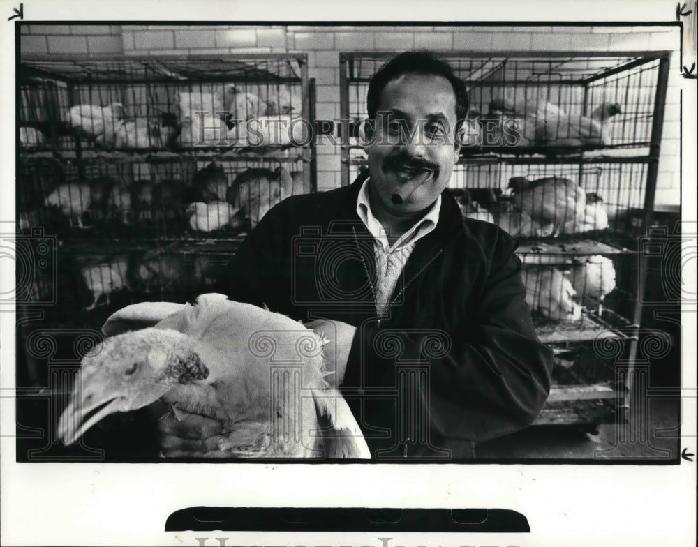 1985 Press Photo Mike Khaleq, owner of Shaw-St.Lair Poultry Market - Historic Images
