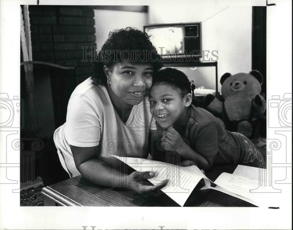 1987 Press Photo Beverly Keyes and her 4-year-old daughter Elice - Historic Images