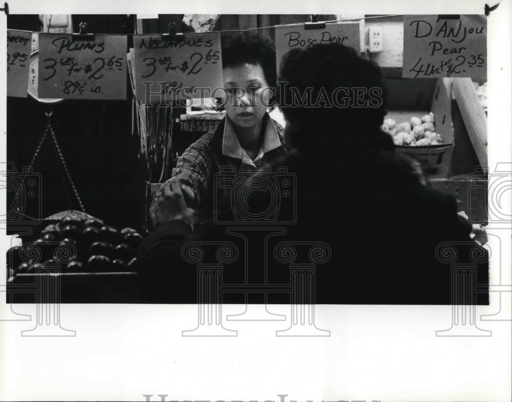 1987 Press Photo Su Kim, Owner of Charlies Fruit - Historic Images