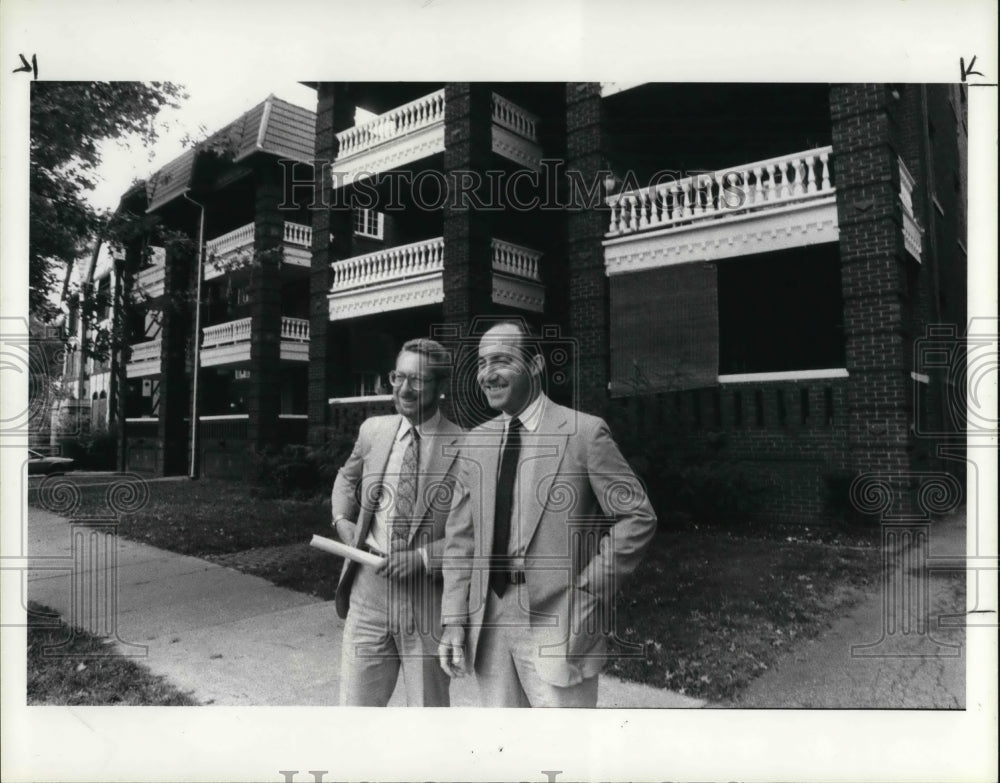 1984 Press Photo Larry D. Fisher with his partner, Kenneth Montlack - Historic Images