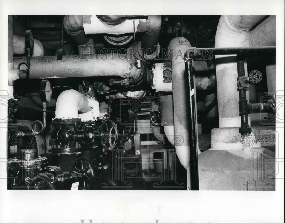 1989 Press Photo Asbestos contained in the basement of Park Synagogue - Historic Images