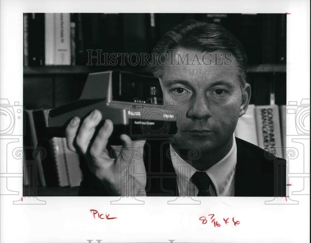 1991 Press Photo Fairview Park detective, Pat Kilbane with the polaroid camera - Historic Images