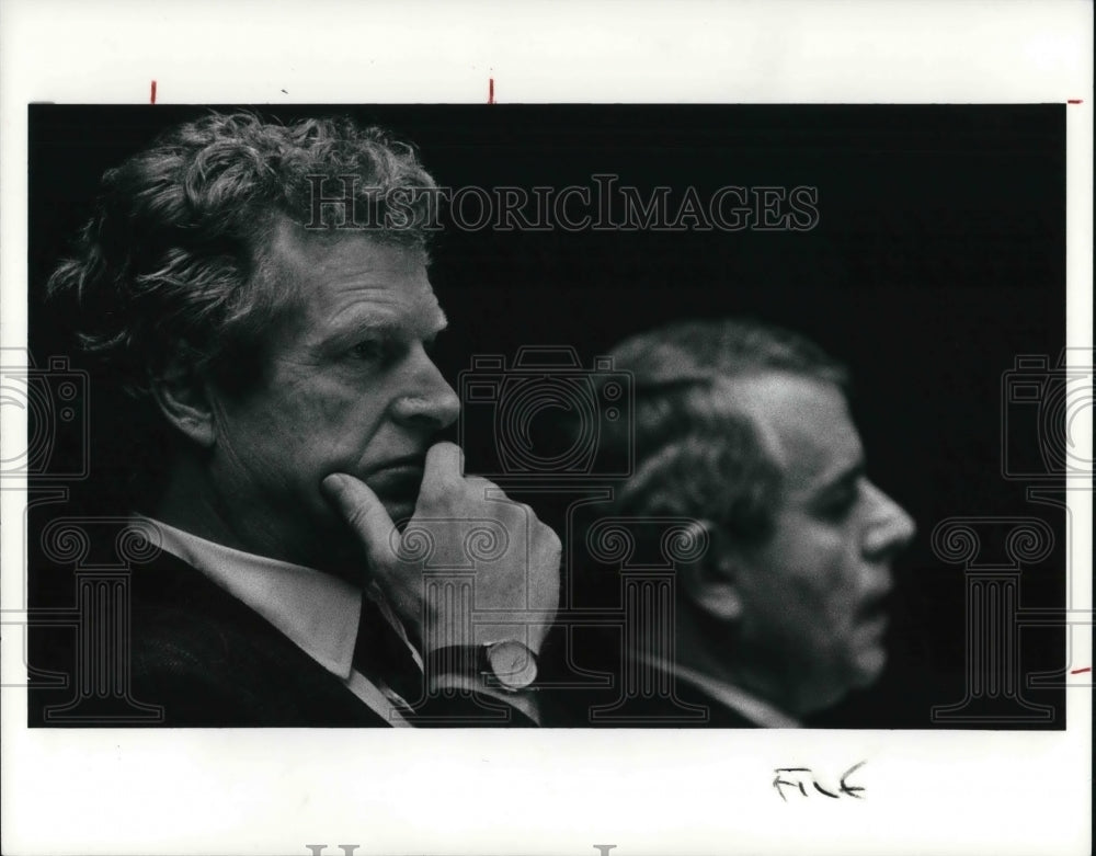 1991 Press Photo James Kilcoyne at Judge robert Ford&#39;s chambers at the court - Historic Images