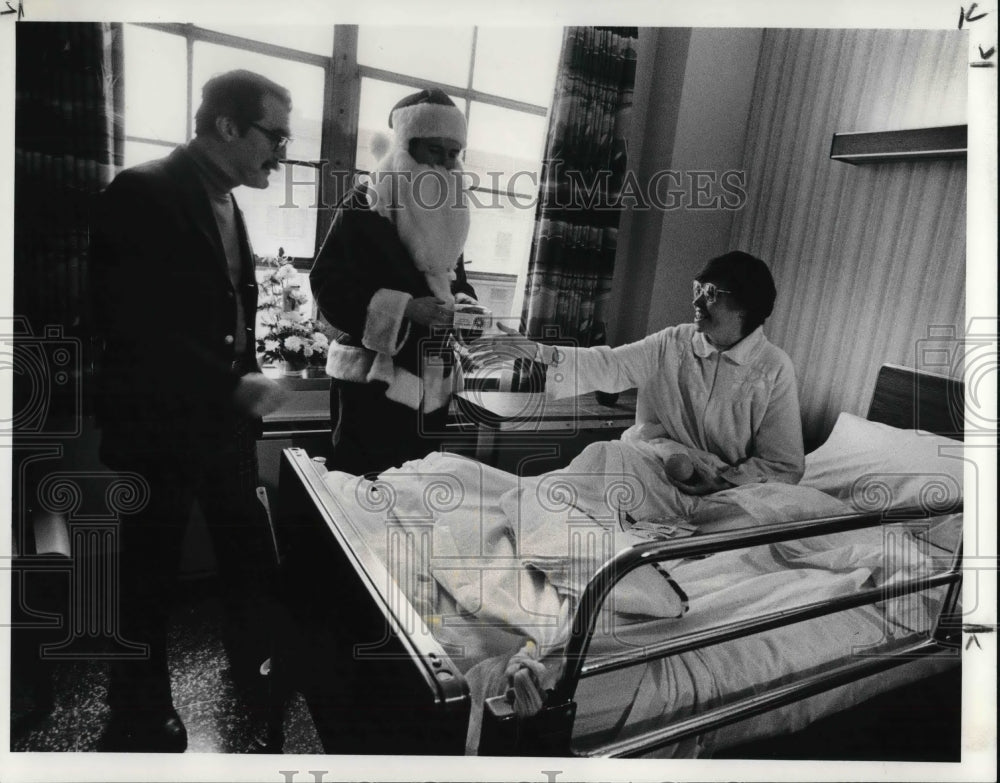 1984 Press Photo Dr. Edward F. Kieger II &amp; Edward Jindra Visit Jane Tobasko - Historic Images