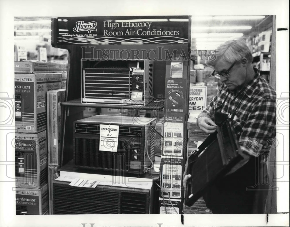 1988 Press Photo Roger Skinner checks Air Conditioners at Builders Square - Historic Images