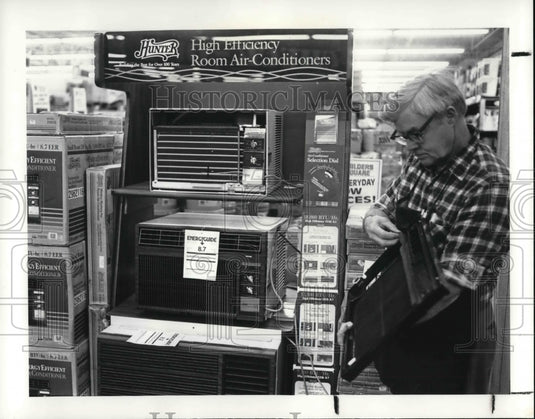 1988 Press Photo Roger Skinner checks Air Conditioners at Builders Square - Historic Images