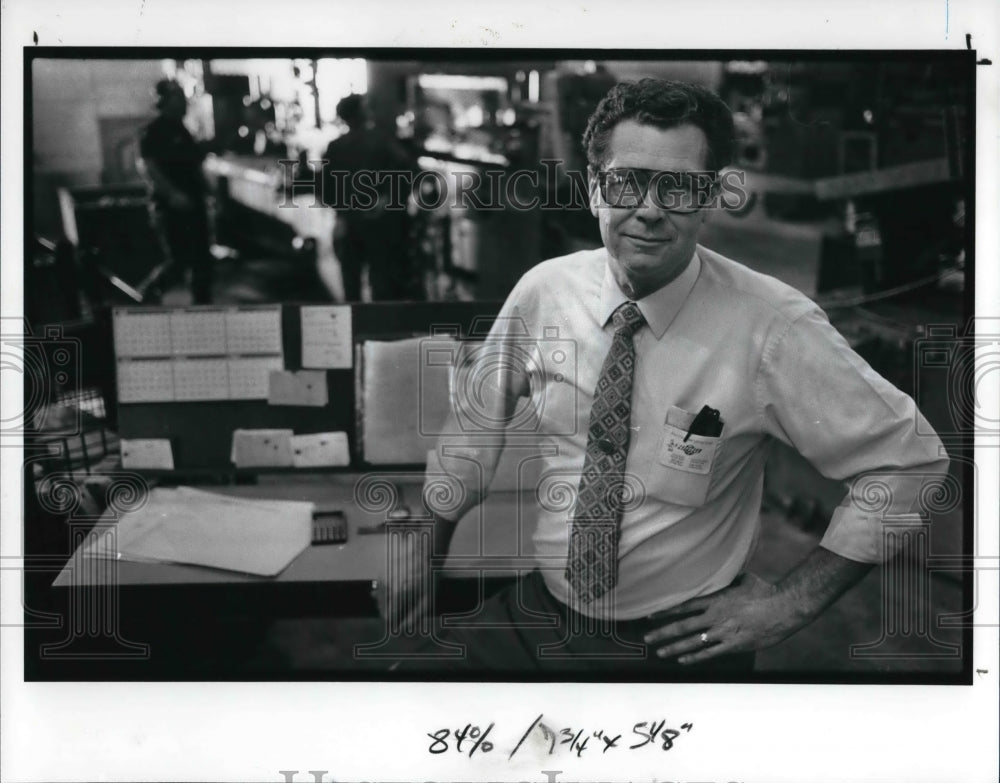 1989 Press Photo Ralph Lang, plant manager for Judd Industries - Historic Images