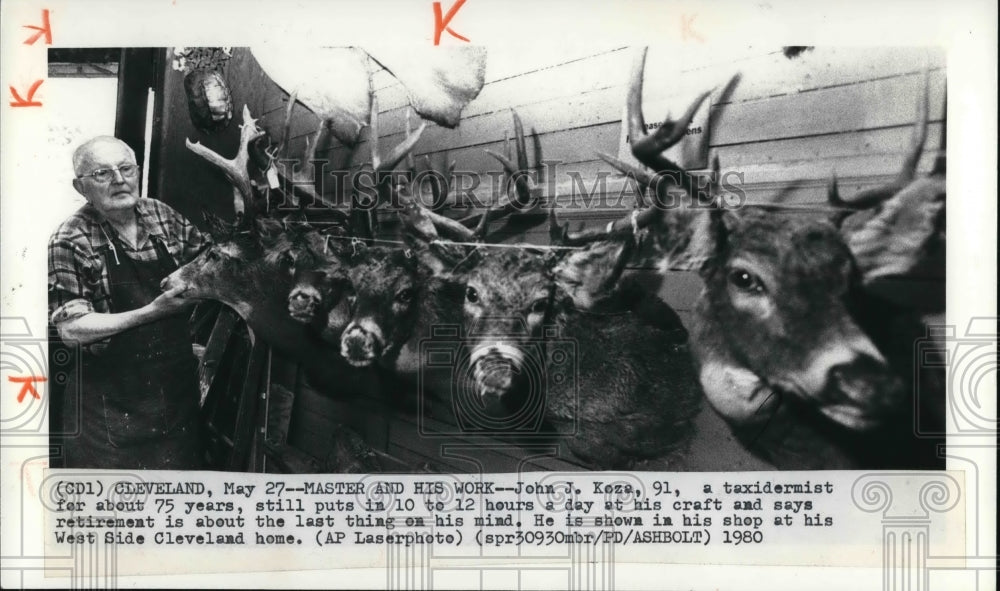 1980 Press Photo John J. Koza a taxidermist for about 75 years at his shop - Historic Images