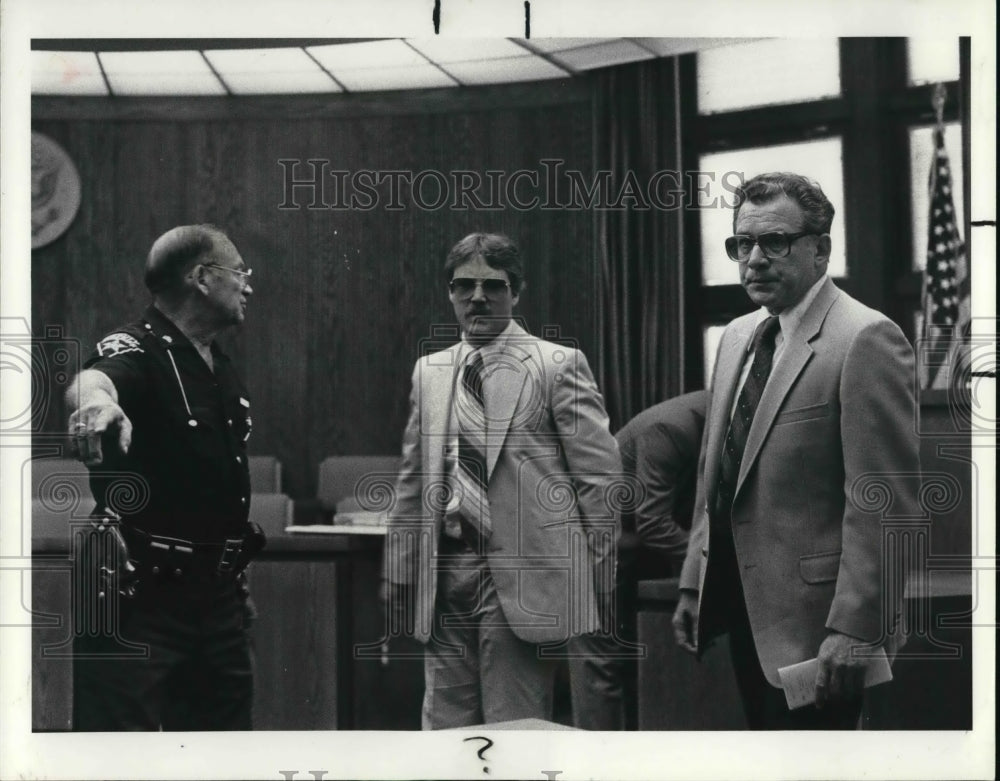 1984 Press Photo Kovach charged in Lake Cty. Courthouse w/ Atty. Elmer Guiliani - Historic Images