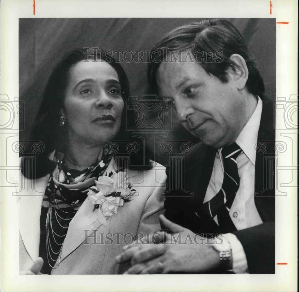 1980 Press Photo Coretta Scott King and Mayor George Voinovichshore at CSU - Historic Images