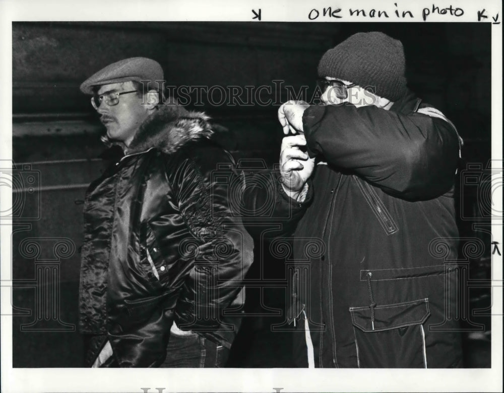 1985 Press Photo Kenneth Larson shields his face as he leaves the Federal Court - Historic Images