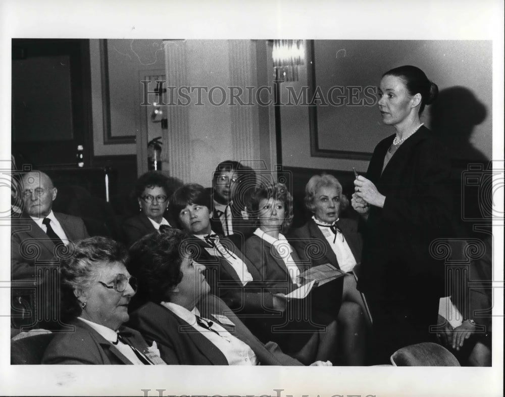 1985 Press Photo Linda King with the group of volunteers at the Ohio  Theater - Historic Images