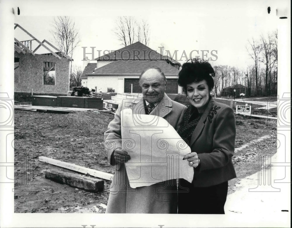 1987 Press Photo Tony Latina &amp; Lois Latina checking some blueprints - Historic Images