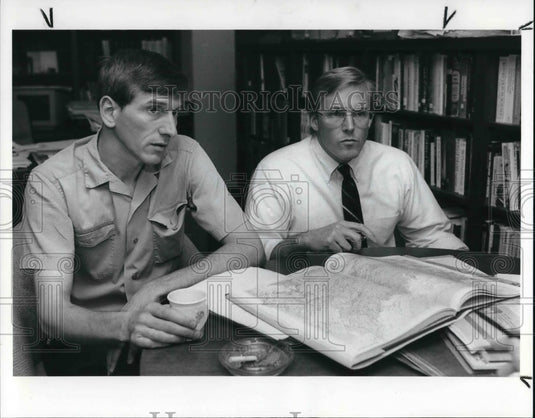 1989 Press Photo Clyde Simpson & Bruce M. Latimer, Cleveland Museum of Nat Hist - Historic Images