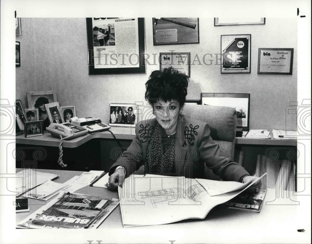 1987 Press Photo Lois M. Latina, pioneer among home builders - Historic Images